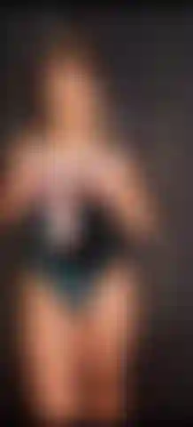 Lubrificando peitos e bunda.