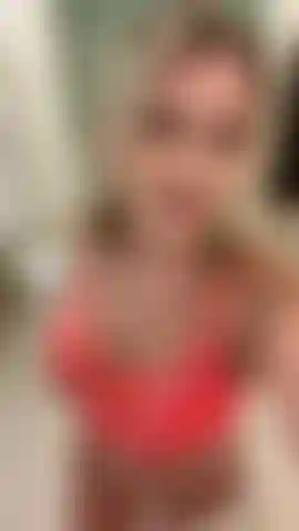 Sexy em lingerie laranja *provocando*.