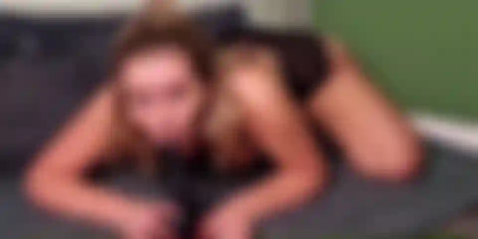 Vibrador de tentáculo preto estica a bunda.