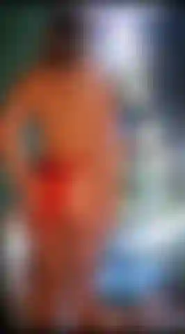 Dando uma surra na frente da árvore de natal.