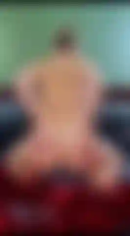 Fazendo piscar minha bunda grande.