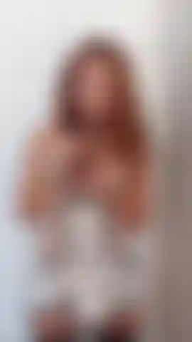 Roupa de cetim e foda com vibrador de 9 polegadas.