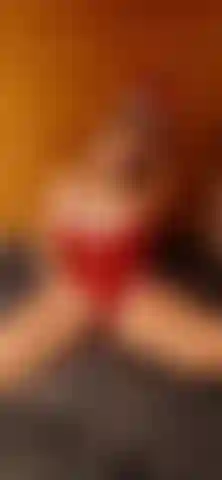 Me dedilhando em uma cabana.