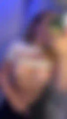 Que fica safada nos banheiros dos aviões.