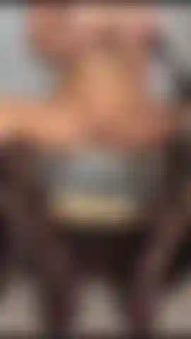 Espancada com um chicote.