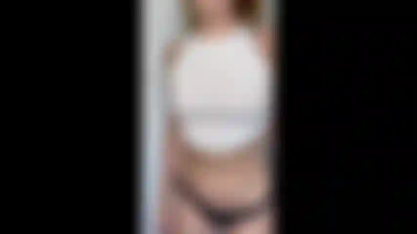 Trocando de blusa para ver meus lábios rígidos.