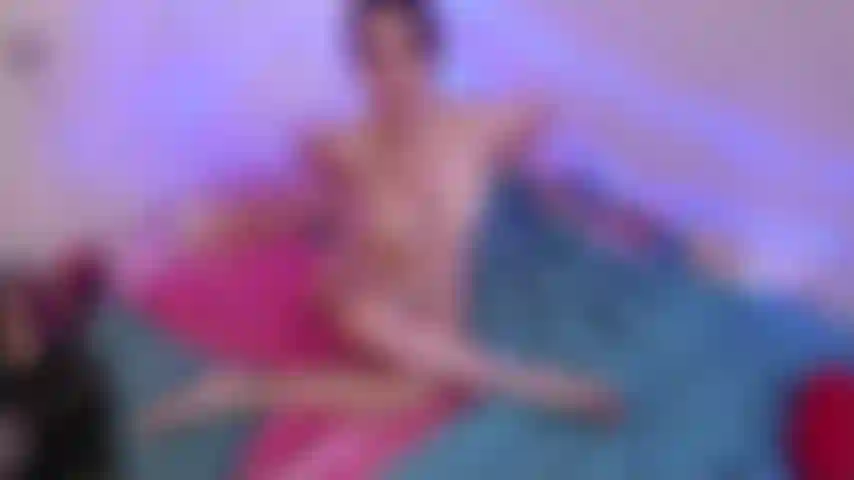 Fodendo minha bunda, acariciando e chupando meu pau e gozando bem.