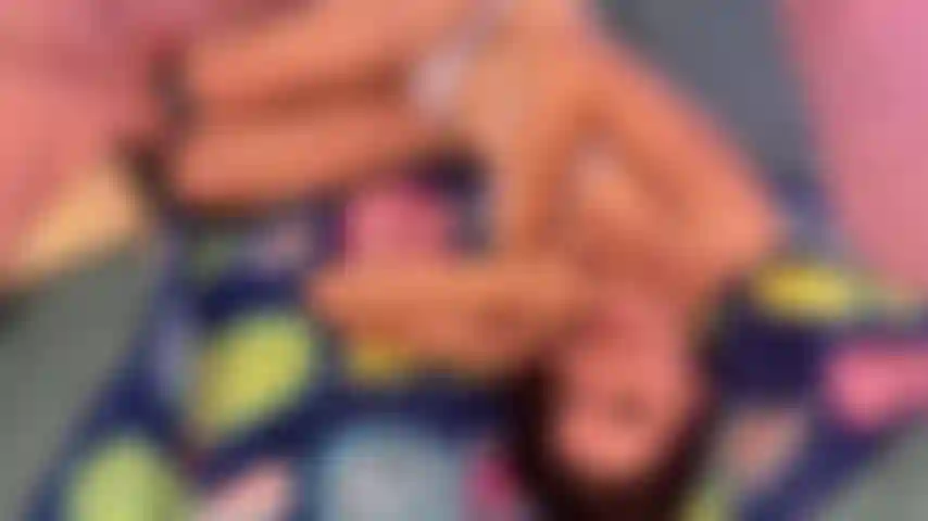 Auto-sucção rápida e profunda e gozada no rosto (ângulo alto).