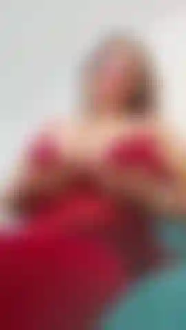 Peitos gigantes brincam.