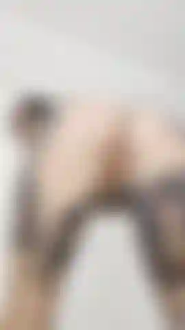 Nua e agachada com câmera por baixo. Super gostosa em ponto de vista.