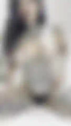 Com seios oleosos e saltitantes.