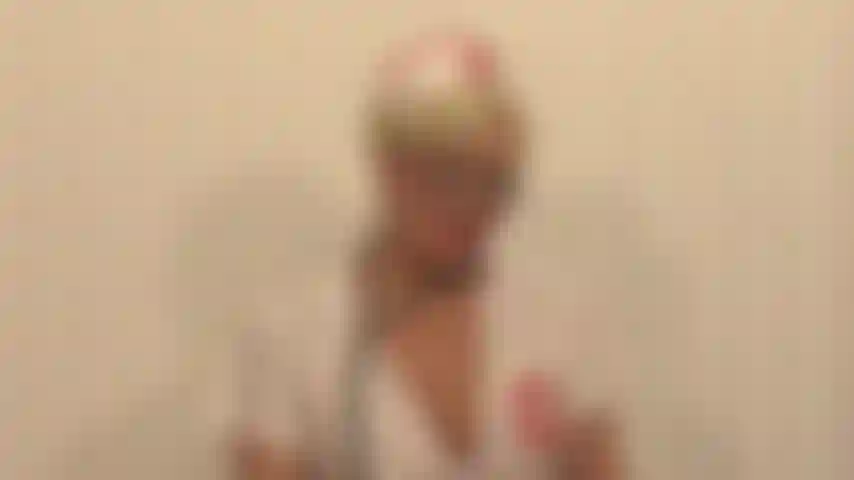 Diga à enfermeira, é um momento com dd provocando branco no começo com striptease e brincadeiras com vibrador para ajudar você a se sentir melhor.