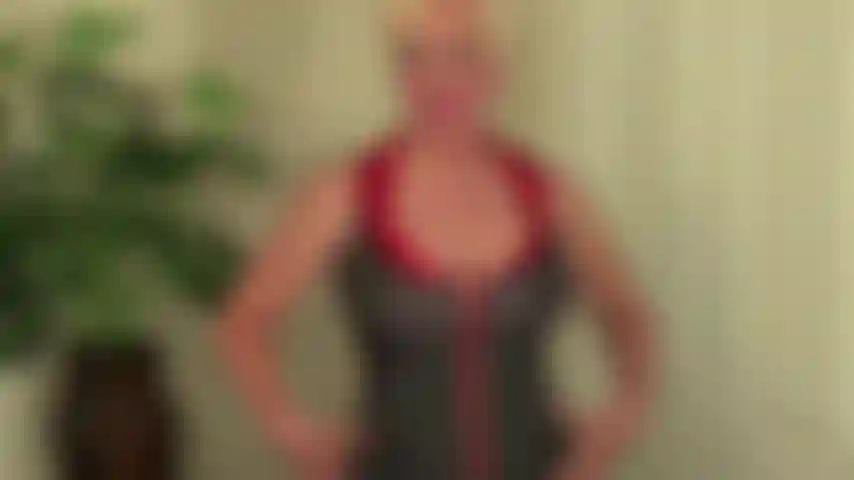 Faço striptease com vestido de beisebol, depois brinco com vibrador e gozo, conversa suja.