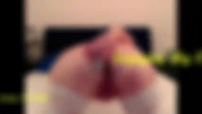 Curtindo meu plug anal - conversando com você enquanto mostro como adoro ser fodida duas vezes. Insiro o plug anal e depois um vibrador branco na minha boceta molhada.