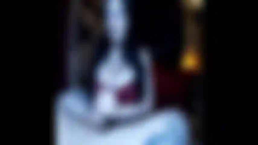 Masturba as instruções (joi) usando o pau de osiris como modelo.