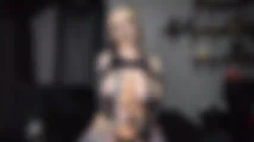 Joi gozando com dildo.