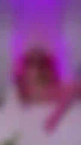 Brincando comigo mesma e falando coisas sujas sobre minhas fantasias bissexuais.