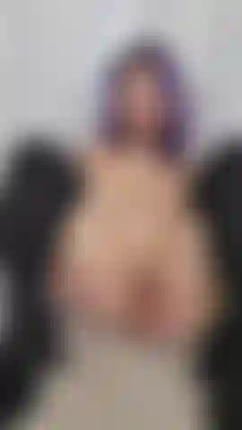 Botas de salto alto e jogo de vibrador.