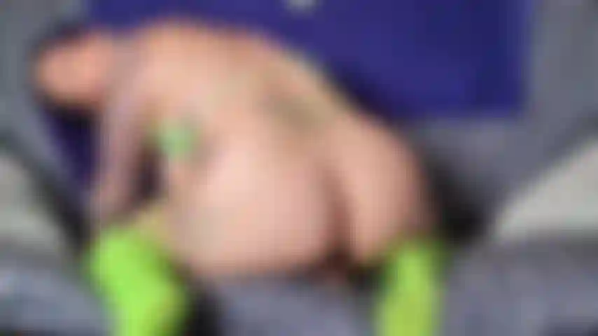 Meias altas montando dildo.