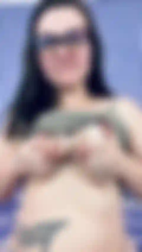 Saltando, apertando e ordenhando meus peitos perfeitos da deusa do leite.