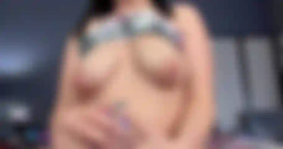 Mão extraindo leite dos meus dds inchados.