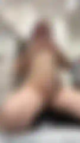 Fiquei com tanto tesão lavando roupa que tive que brincar comigo mesma.