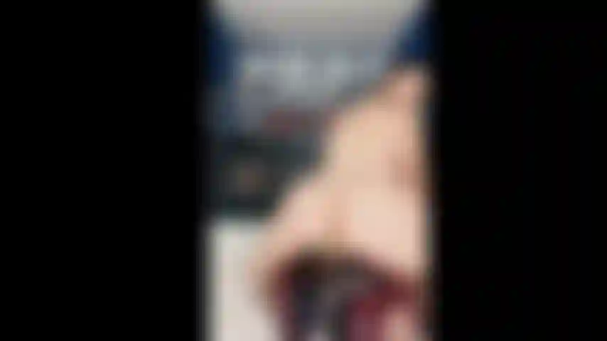 Daisie balançando a bunda nua de salto marrom.