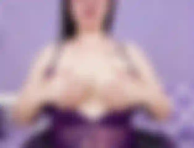 Esfregando loção e massageando meus seios inchados.