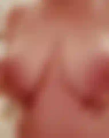 Ensaboando essas gostosas tetas grandes.