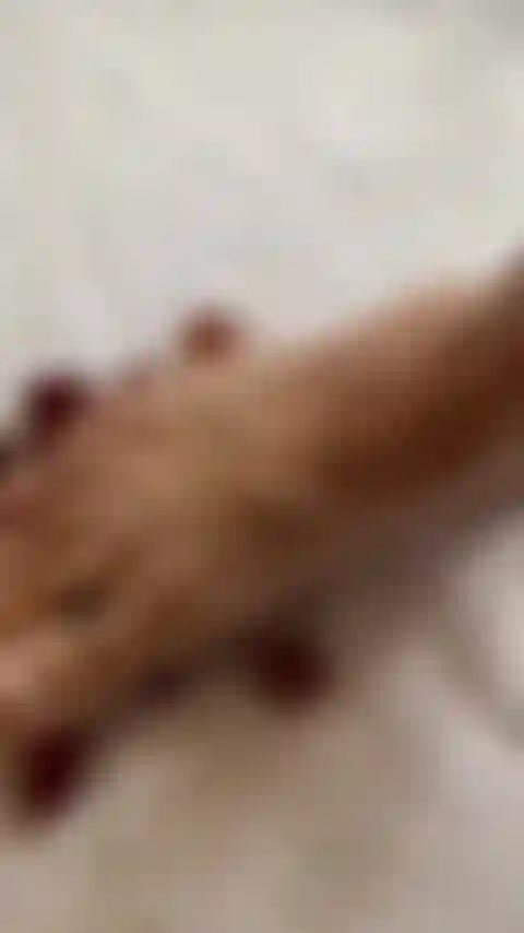 Espirrando com pés sensuais esmagando uvas.