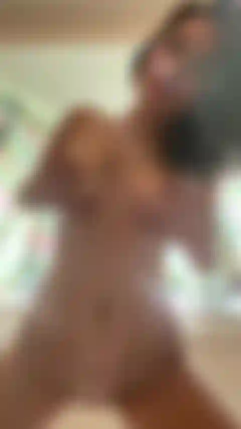 Morena tesuda lubrificando seios naturais.