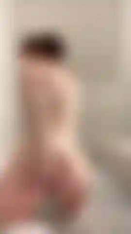 Teasing my tight ass in a nice bubble bath ;)