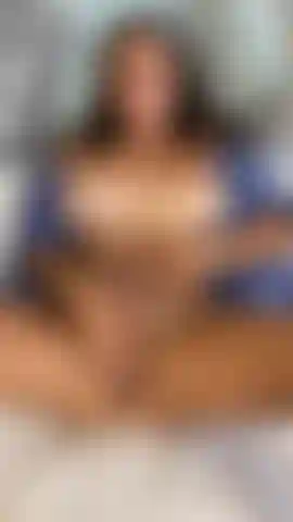 Milf brinca com buceta bonita.