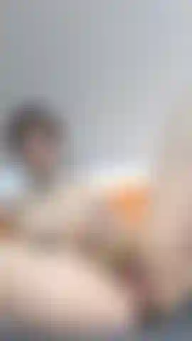 Vamos ver como eu fodo minha buceta molhada e peluda com um vibrador.