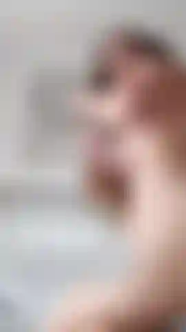 Plug anal e twerk na bunda com óleo.