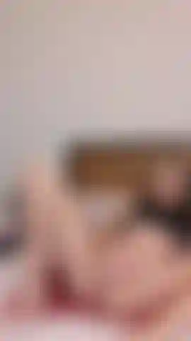 Dedilhando e fodendo minha buceta apertada.