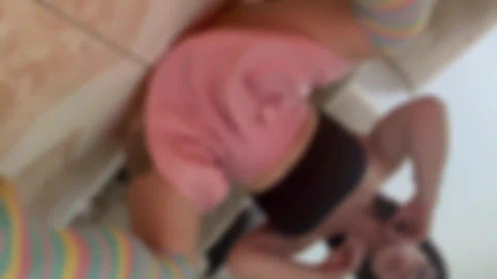 O que está escondido debaixo da minha saia é tão grande¡.