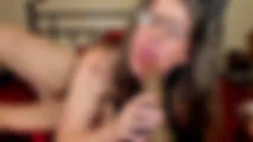 Desleixada engasgando bbc vibrador garganta profunda.