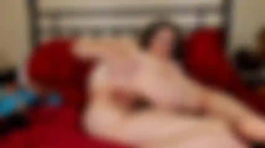 Bunda aberta deitada de lado.