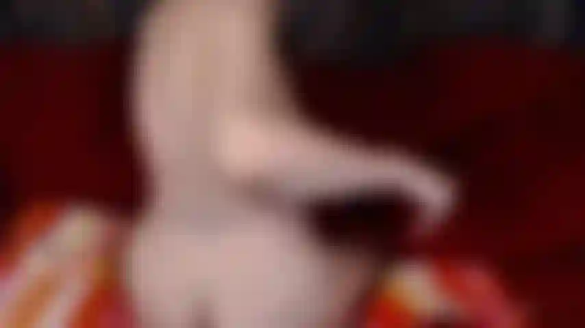 Andando com vibrador anal.