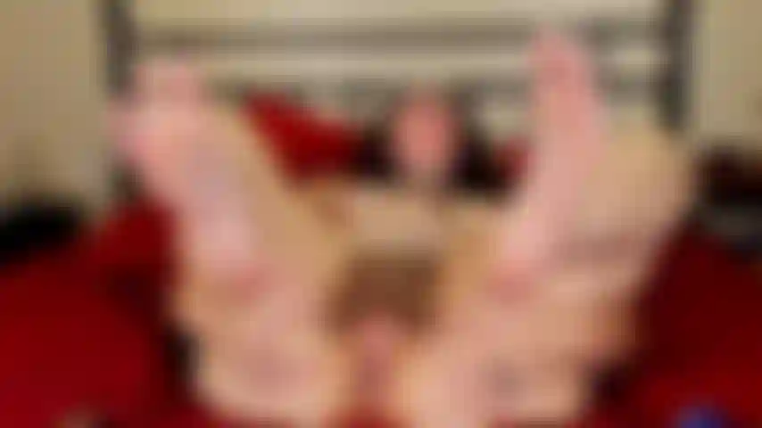 Bunda aberta e bucetinha nas costas, cuzão boquiaberto e piscando, pés descalços.