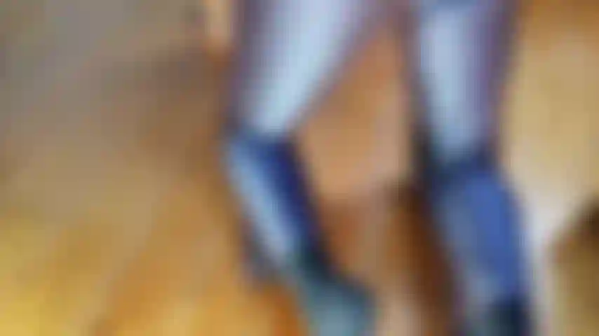 Bunda e pau aparecem em calças brilhantes.