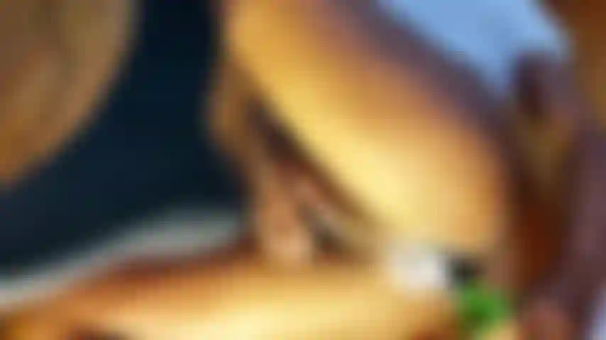 Brinco de garrafa de vinho {explícito}.