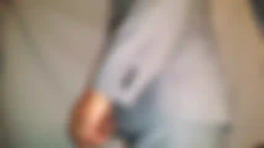 Exibindo minha masculinidade através das calças do meu terno....