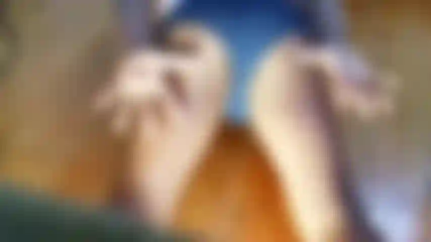 Que usa cuecas de striptease e calças de terno azul-marinho.