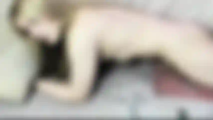 Eu te fodo. Goza dentro de você e depois goza de novo na sua boca.