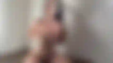 Vídeo sexy meu tocando meu corpo em todos os lugares. Observe-me me despir lentamente até ficar nua. Venha me observar.