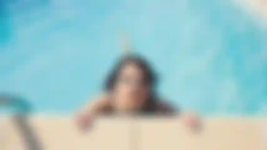 Água, piscina e peitos :).