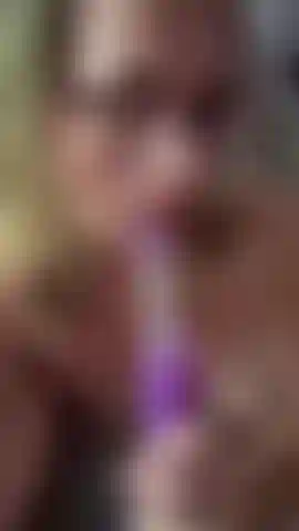Chupando e lambendo o vibrador.