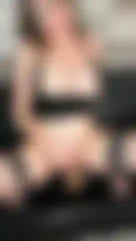 Anal com um vibrador de 9 polegadas e depois um pepino ainda maior.